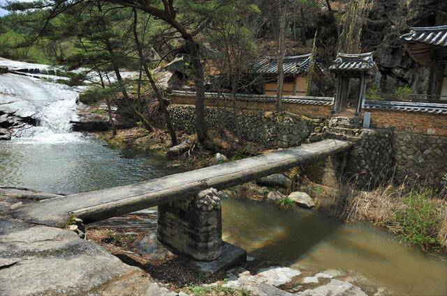 만휴정은 정자와 함께 어우러진 주변 풍경이 매우 뛰어난 명승지로 알려졌다. 안동시 문화관광 홈페이지