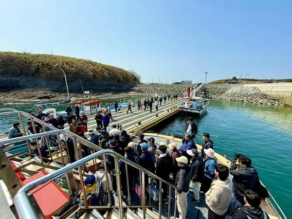 홍성군 죽도에 도착한 관광객들의 모습. 홍성군