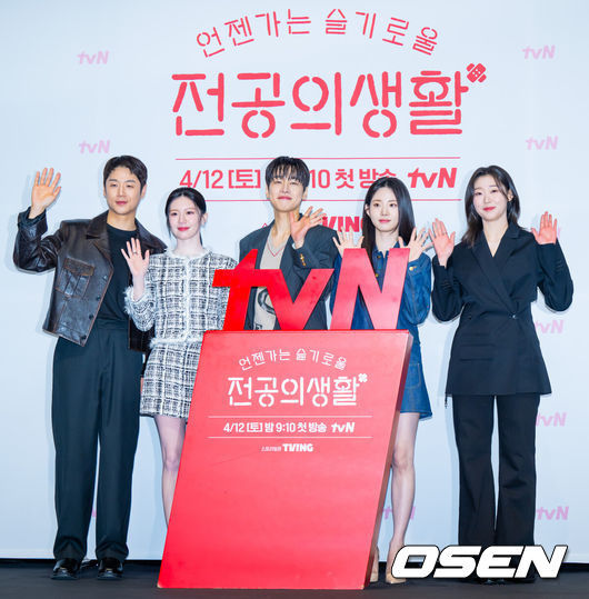 [OSEN=민경훈 기자] 10일 오후 서울 구로구 라마다 서울 신도림에서 tvN 새 토일드라마 '언젠가는 슬기로울 전공의생활'(언슬전) 제작발표회가 열렸다. ‘언젠가는 슬기로울 전공의생활(연출 이민수, 극본 김송희)’은 언젠가는 슬기로울 의사생활을 꿈꾸는 레지던트들이 성장해 나가는 과정을 담은 ‘슬기로운 의사생활’ 스핀오프 드라마. 청춘 배우 고윤정(오이영 역), 신시아(표남경 역), 강유석(엄재일 역), 한예지(김사비 역), 정준원(구도원 역)이 극 중 종로 율제병원 산부인과를 배경으로 좌충우돌 일상을 보내는 레지던트들의 성장기를 예고한다.배우 정준원, 고윤정, 강유석, 신시아, 한예지가 포즈를 취하고 있다. 2025.02.10 / rumi@osen.co.kr