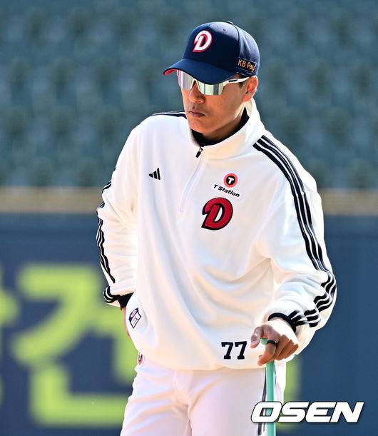 [OSEN=지형준 기자] 8일 오후 서울 잠실야구장에서 2025 신한 SOL Bank KBO리그 두산 베어스와 한화 이글스의 경기가 열렸다.이날 두산은 최승용, 한화는 문동주를 선발로 내세웠다.두산 이승엽 감독이 훈련을 지켜보고 있다. 2025.04.08 /