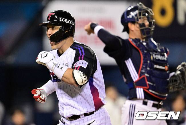 [OSEN=잠실, 조은정 기자]11일 오후 서울 송파구 잠실야구장에서 ‘2025 신한 SOL Bank KBO리그’ LG 트윈스와 두산 베어스의 경기가 열렸다.홈팀 LG는 송승기, 방문팀 두산은 최원준을 선발로 내세웠다.7회말 2사 1,2루 LG 박동원이 재역전 3점 홈런을 날린 뒤 기뻐하고 있다. 4-2로 앞서가는 LG. 2025.04.11 /cej@osen.co.kr