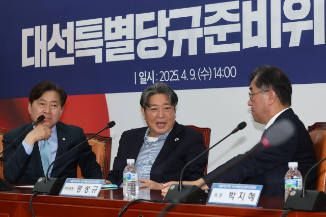 ▲9일 서울 여의도 국회에서 열린 더불어민주당 대선특별당규준비위원회 1차 회의에서 이춘석 위원장(가운데), 맹성규 부위원장(오른쪽), 황명선 위원이 대화하고 있다. ⓒ연합뉴스