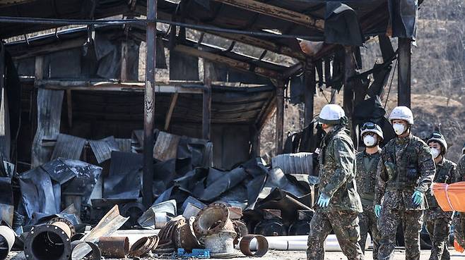 지난 1일 경북 영덕군 영덕읍 한 양식장에서 육군 50사단 장병들이 산불로 피해를 본 양식장 복구 작업에 투입되고 있다. (사진=연합뉴스)