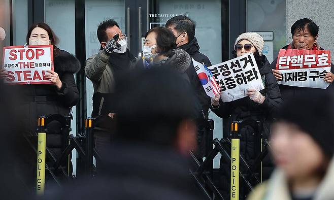 윤석열 전 대통령의 탄핵심판이 진행 중이던 1월20일 서울 종로구 헌법재판소 앞에서 윤 대통령 지지자들이 부정선거 검증을 촉구하는 집회를 하고 있다. 뉴스1