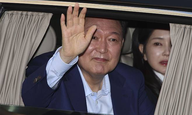 윤석열 전 대통령과 김건희 여사가 11일 서울 용산구 대통령관저에서 나와 지지자들에게 손인사를 하고 있다. 공동취재