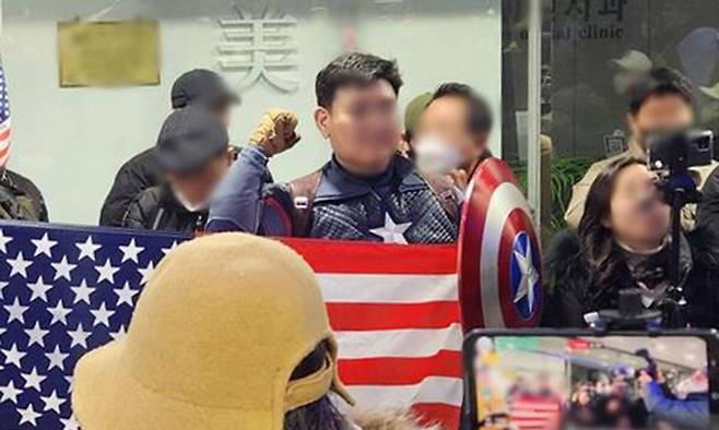 2월10일 서울 중구 국가인권위원회에서 열린 ‘2025년 제2차 전윈위원회’를 앞두고 마블 캐릭터 ‘캡틴 아메리카’ 복장을 한 안병희씨가 시위하고 있다. 연합뉴스