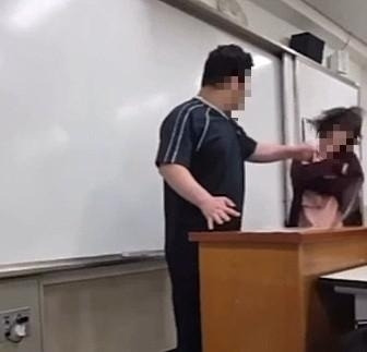 서울 양천구의 한 고등학교 교실에서 고3 학생이 수업 중 휴대전화 사용을 제지하는 교사를 폭행했다. 사진=연합뉴스