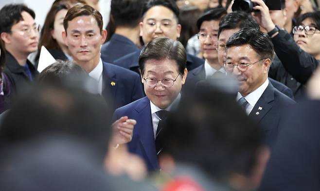 더불어민주당 대선 경선에 출마한 이재명 예비후보가 11일 서울 여의도 국회 소통관에서 집권 청사진 등을 소개하는 '비전 선포식 및 캠프 일정 발표'를 하기 위해 이동하고 있다. 연합뉴스