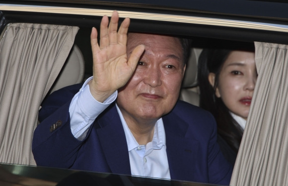 지지자들 향해 인사하는 윤 전 대통령과 김건희 여사 - 윤석열 전 대통령과 김건희 여사가 11일 서울 용산구 한남동 관저에서 나와 서초동 사저로 향하며 지지자들을 향해 인사하고 있다. 2025.4.11  연합뉴스