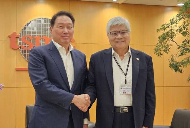 최태원(왼쪽) SK그룹 회장이 파운드리(반도체 위탁 생산) 기업인 TSMC의 웨이저자 회장과 지난해 6월 대만 타이베이 TSMC 본사에서 면담한 뒤 기념 촬영하고 있다. 사진 제공=SK