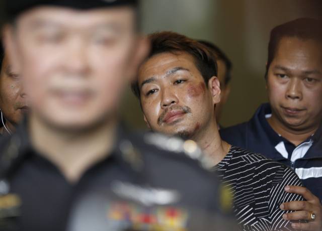 태국으로 숨어든 일본 야마구치구미의 한 조직원이 경찰에 검거돼 연행되고 있다. EPA연합뉴스