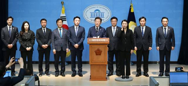 더불어민주당 대선 경선에 출마한 이재명 예비후보가 11일 서울 여의도 국회 소통관에서 집권 청사진 등을 소개하는 '비전 선포식 및 캠프 일정 발표'를 하고 있다. 성형주 기자
