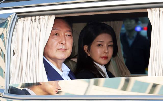 윤석열 전 대통령과 김건희 여사가 파면 결정 일주일 만인 11일 서울 용산구 한남동 대통령 관저에서 퇴거해 서초동 사저로 떠나고 있다. 오승현 기자 2025.04.11