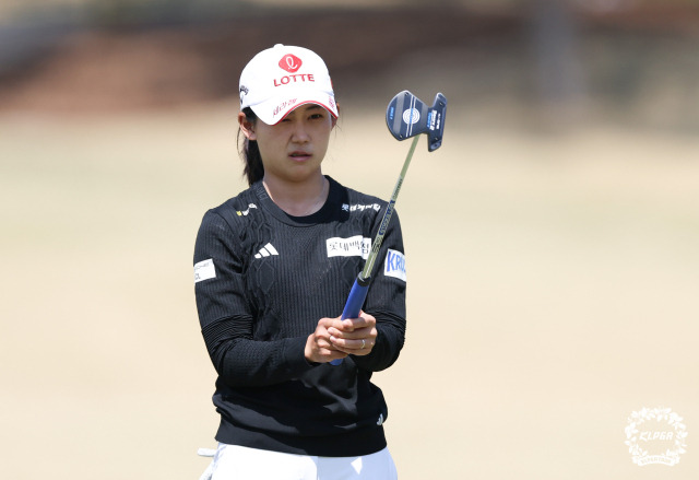 그린 경사를 읽고 있는 황유민. 사진 제공=KLPGA