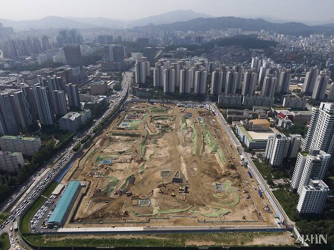 한국의 근대화 과정에서 희생된 사람들의 노고는 충분히 기록되지 않는다. 사진은 서울의 한 아파트 재개발 공사 현장.ⓒ시사IN 이명익