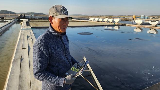 8일 오후 시사저널과 만난 염주 김성대(68)씨는 "지금 세상에 강제노동이라니 어불성설이고, '노예 소금' 낙인에 참담한 심정이다"며 "수년 전에 일부에서 일어난 일을 가지고 다시 염전 전체가 도매금으로 매도당하고 있다"고 수심이 가득한 표정을 짓고 있다. ⓒ시사저널 정성환