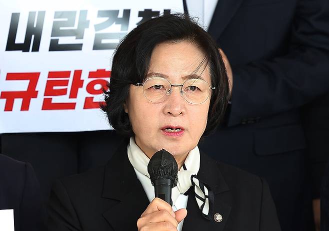 더불어민주당 내란진상조사단장인 추미애 의원이 심우정 검찰총장을 면담하기 위해 3월10일 서울 서초구 대검찰청으로 향하기 전 발언하고 있다. ⓒ연합뉴스