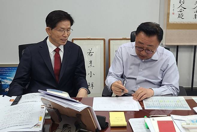 4월11일 서울 여의도 국회 의원회관 고동진 국민의힘 의원실을 방문한 김문수 전 고용노동부 장관이 고 의원과 반도체에 대해 대화하고 있다. &copy;시사저널 동경민
