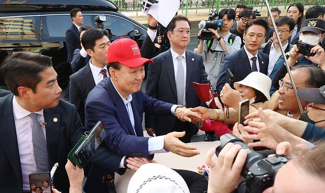 윤석열 전 대통령이 4월11일 서울 용산구 한남동 관저에서 나와 서초동 사저로 향하기 전 지지자들과 인사하고 있다. ⓒ 연합뉴스