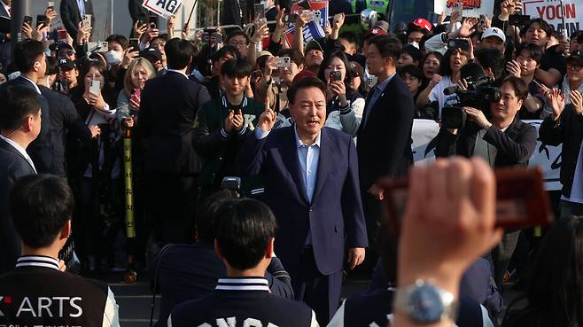 윤석열 전 대통령이 4월11일 서울 용산구 한남동 관저에서 나와 서초동 사저로 향하기 전 지지자들을 향해 인사하고 있다. ⓒ 연합뉴스