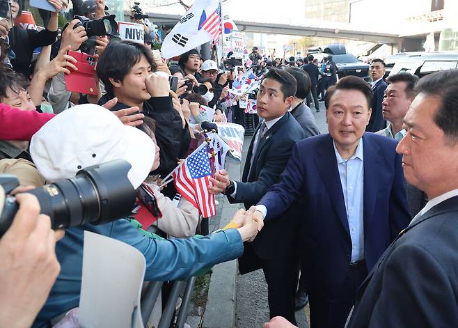 윤석열 전 대통령이 4월11일 오후 서울 용산구 한남동 대통령 관저를 떠나기 앞서 정문 앞에서 지지자들과 인사를 나누고 있다. ⓒ 연합뉴스