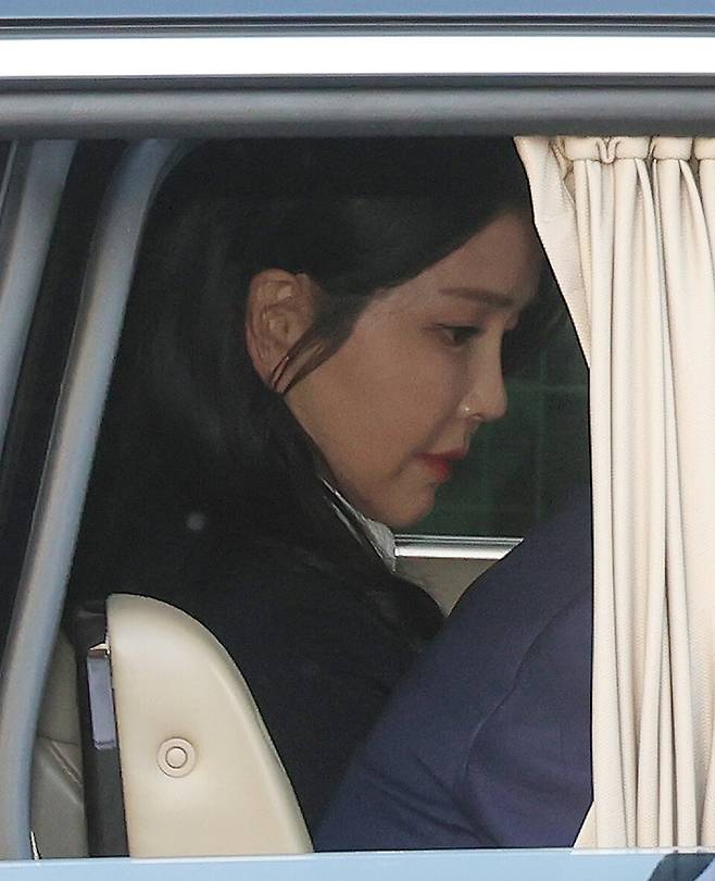 윤석열 전 대통령의 부인 김건희 여사가 4월11일 서울 용산구 한남동 관저를 나와 서초동 사저로 향하고 있다. ⓒ 연합뉴스