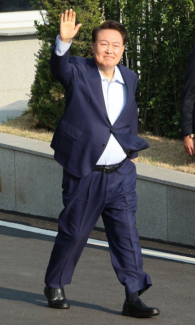 윤석열 전 대통령이 4월11일 서울 용산구 한남동 관저에서 나와 서초동 사저로 향하기 전 지지자에게 인사하고 있다. ⓒ 연합뉴스