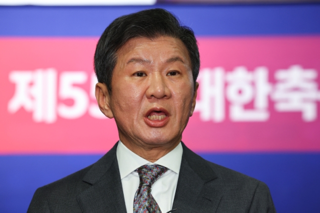 대한축구협회장 4연임에 성공한 정몽규 회장이 지난 2월 26일 축구회관에서 소감을 밝히고 있다. 연합뉴스