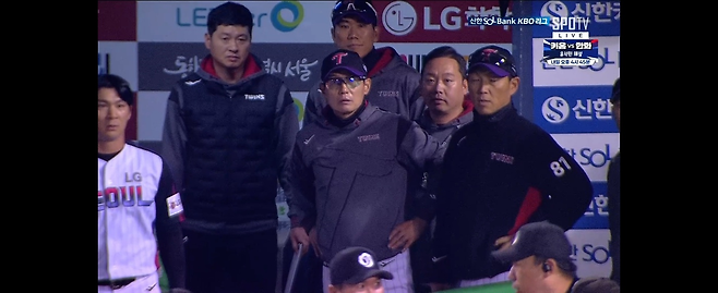 11일 잠실 두산전 5회말, 퇴장 조처를 받은 염경엽 LG 감독이 심판진을 보고 있다. SPOTV 중계화면(TVING) 캡처