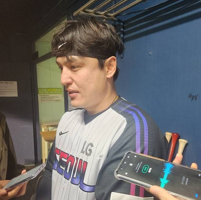 11일 잠실 두산전 결승 홈런을  때린 LG 박동원이 경기 후 취재진과 인터뷰 하고 있다.