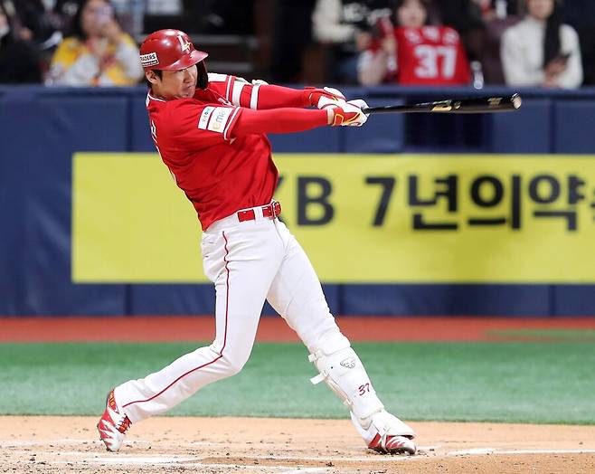 ▲ 그라운드 안팎에서 선한 영향력을 선보이고 있는 오태곤 ⓒSSG랜더스