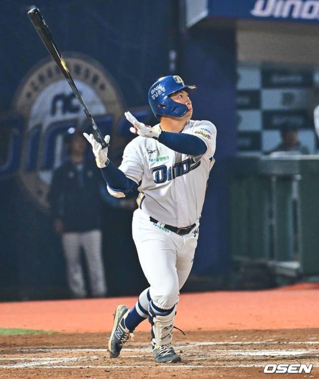 NC 오영수가 6회말 3점 홈런을 터트리고 있다.