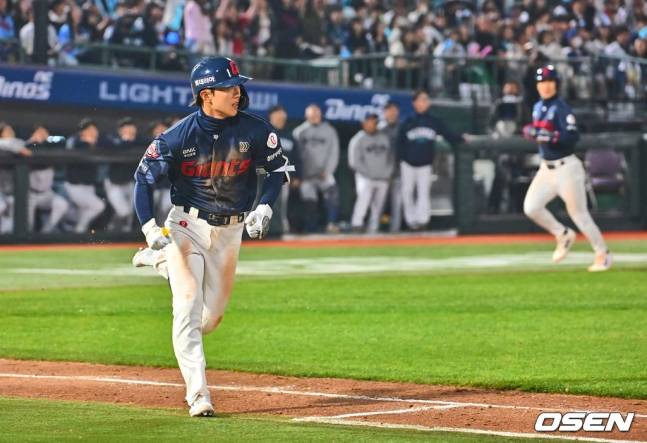 롯데 전민재(왼쪽)가 8회초 1타점 적시타를 터트리고 있다.