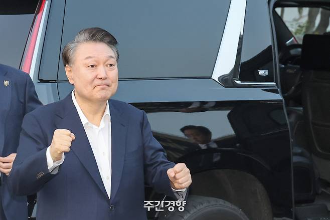지난달 8일 법원의 ‘구속 취소’ 결정에 석방된 윤석열 전 대통령이 서울 용산구 한남동의 대통령 관저 인근에 도착해 경호 차량에서 내려 지지자들과 인사하고 있다. 이준헌 기자