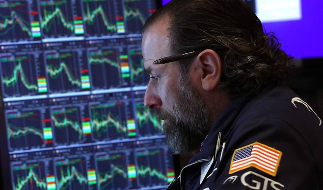 한 트레이더가 4월 9일(현지시간) 미국 뉴욕증권거래소(NYSE)에서 증시 상황이 띄워진 모니터 화면을 바라보고 있다. / AFP연합뉴스