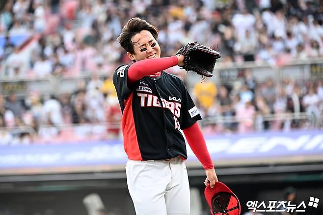 15일 오후 수원KT위즈파크에서 열린 '2024 신한 SOL Bank KBO리그' KIA 타이거즈와 KT 위즈의 경기, 5회말 수비를 마친 KIA 선발투수 윤영철이 더그아웃으로 향하고 있다. 엑스포츠뉴스 DB