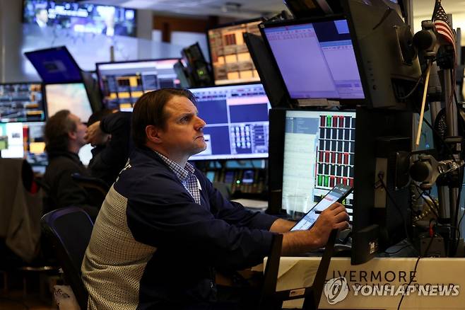 10일(현지시간) 심각한 표정의 뉴욕증권거래소 트레이더 [뉴욕=로이터 연합뉴스. 재판매 및 DB 금지]