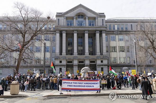 지난달 뉴저지 법원 앞에서 컬럼비아대 졸업생 추방에 반대하는 시위자들 [EPA 연합뉴스 자료사진. 재판매 및 DB 금지]