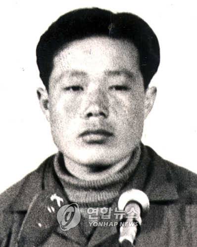 기자회견하는 김신조 [연합뉴스 자료사진]