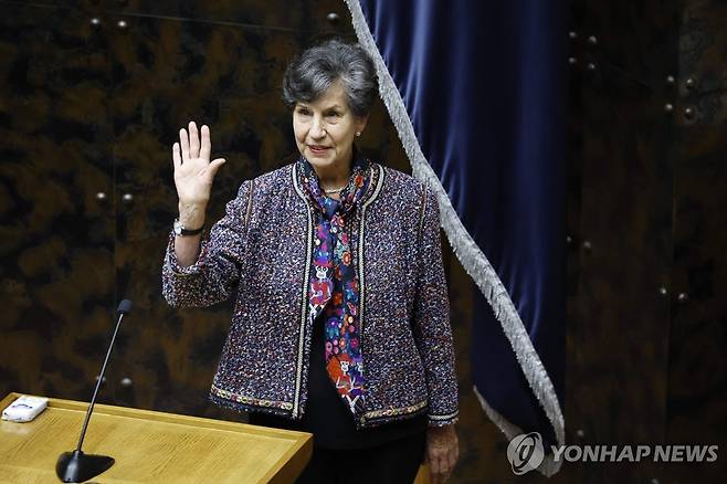 파면 결정을 받고 칠레 상원에서 마지막 인사하는 이사벨 아옌데 전 의원 [발파라이소 AFP=연합뉴스. 재판매 및 DB 금지]