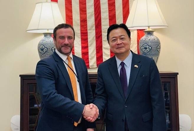美백악관 조선 담당 만난 주미대사 (워싱턴=연합뉴스) 조현동 주미한국대사가 10일(현지시간) 백악관 국가안보회의 산하 해양산업역량국의 이언 베닛 선임보좌관을 만나고 있다. 2025.4.10 [주미대사관 제공. 재판매 및 DB 금지]