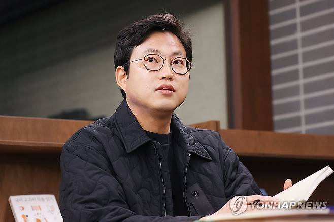 박준 시인, 연합뉴스와 인터뷰 (서울=연합뉴스) 진연수 기자 = 시집 '마중도 배웅도 없이'를 출간한 박준 시인이 11일 오후 서울 마포구 창비서교빌딩에서 연합뉴스와 인터뷰를 하고 있다. 2025.4.11 jin90@yna.co.kr