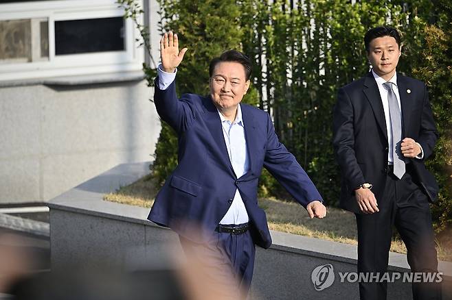손 흔들며 관저 나서는 윤 전 대통령 (서울=연합뉴스) 임화영 기자 = 윤석열 전 대통령이 11일 서울 용산구 한남동 관저에서 나와 서초동 사저로 향하기 전 지지자들을 향해 손을 흔들고 있다. 2025.4.11 [공동취재] hwayoung7@yna.co.kr