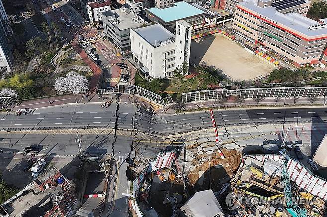 처참한 사고 현장 (광명=연합뉴스) 홍기원 기자 = 11일 경기도 광명시 일직동 신안산선 공사 현장에서 붕괴 사고가 발생했다.
    경기 광명경찰서 등에 따르면 이날 오후 3시 17분께 광명 양지사거리 부근 신안산선 제5-2공구 현장에서 붕괴 사고가 발생했다.
    사진은 사고 현장 모습. 2025.4.11 xanadu@yna.co.kr