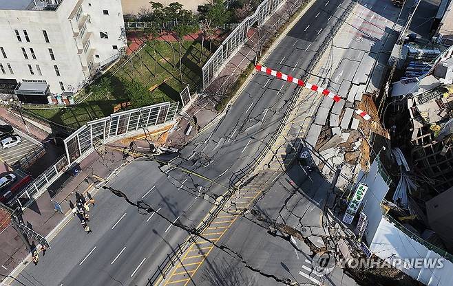 광명 신안산선 공사장 지하 붕괴 사고 현장 (광명=연합뉴스) 홍기원 기자 = 11일 경기도 광명시 일직동 신안산선 공사 현장에서 붕괴 사고가 발생했다. 경기 광명경찰서 등에 따르면 이날 오후 3시 17분께 광명 양지사거리 부근 신안산선 제5-2공구 현장에서 붕괴 사고가 발생했다. 사진은 사고 현장 모습. 2025.4.11 xanadu@yna.co.kr