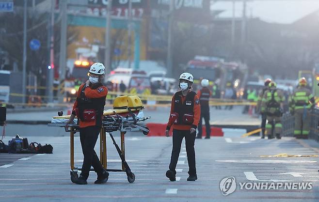 저녁까지 이어지는 구조작업 (광명=연합뉴스) 홍기원 기자 = 11일 경기도 광명시 일직동 신안산선 공사 붕괴 사고 현장에서 구조대원들이 분주하게 움직이고 있다. 2025.4.11 xanadu@yna.co.kr