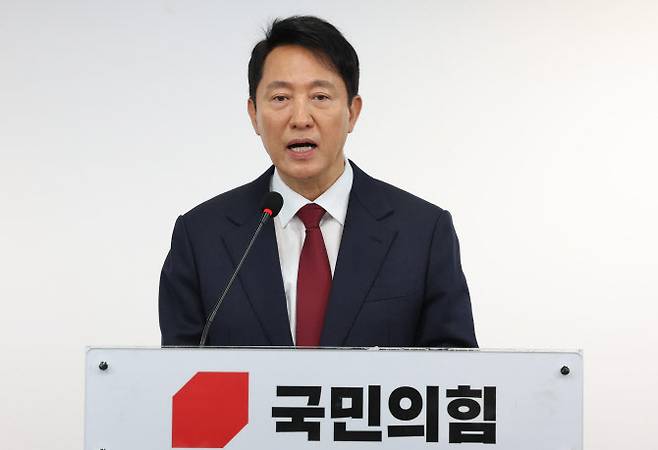 오세훈 서울시장이 12일 서울 여의도 국민의힘 당사에서 대선 불출마를 선언하고 있다.  오 시장은 “비정상의 정상화를 위해 백의종군으로 마중물 역할을 하겠다”고 밝혔다. (사진 = 연합뉴스)