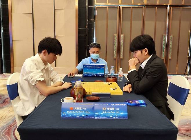 신진서 9단(오른쪽)이 황징위안 6단과 대국하고 있다.(사진 한국기원 제공)