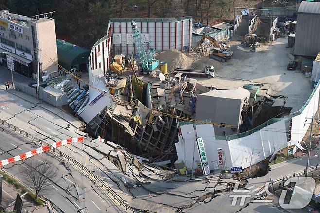 11일 오후 경기 광명시 일직동 신안산선 공사 현장 인근이 붕괴돼 사고 현장이 통제되고 있다. 2025.4.11/뉴스1 ⓒ News1 김영운 기자