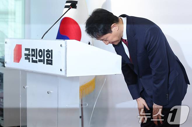 오세훈 서울시장이 12일 오전 서울 여의도 국민의힘 당사에서 가진 긴급 기자회견에서 대선 불출마 선언을 하고 있다. 오 시장은 "국민이 다시 보수에 국정에 책임질 기회를 주시려면 책임 있는 사람의 결단이 절실한 때＂라며 ＂비정상의 정상화를 위해 백의종군으로 마중물 역할을 하겠다＂고 말했다. 2025.4.12/뉴스1 ⓒ News1 신웅수 기자